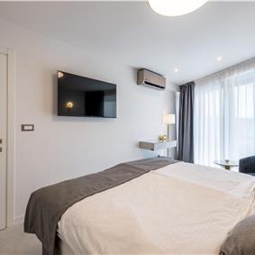 4 bedroom villa with heated pool and sea view in Vinišće, sleeps 8